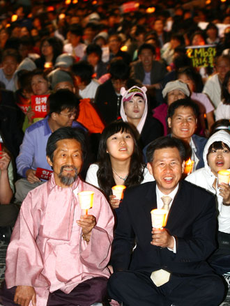 6.4지방보궐선거에서 창원4선거구 경남도의원직 출마를 선언한 손석형 민주노동당 후보(오른쪽)