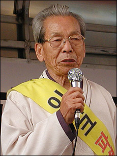 이라크 파병반대 도보행진 중 연설을 하는 강희남 목사