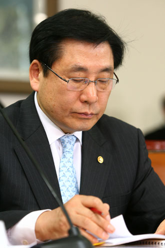 14일 국회 통일외교통상위원회 한미FTA 청문회에 출석한 김성이 보건복지가족부 장관