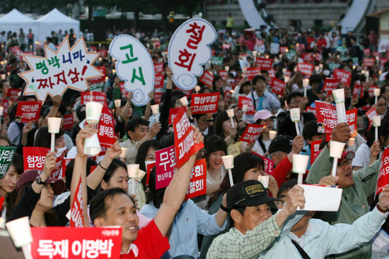 30일 시청앞에서 열린 촛불문화제에 참여한 시민들.