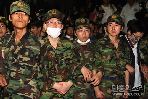 스크럼을 짜고 있는 예비군들