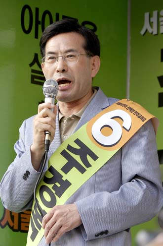 시청앞 광장에서 유세에 나선 주경복 교육감 후보