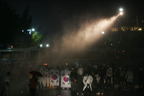 17일 동십자각 부근에서 경찰의 물대포를 맞고 있는 시민들