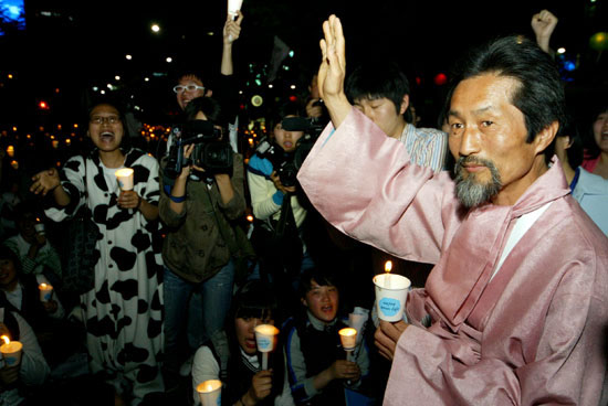 지난 5월 4일 청계광장에서 열린 촛불집회에 참석한 강기갑 민주노동당 대표