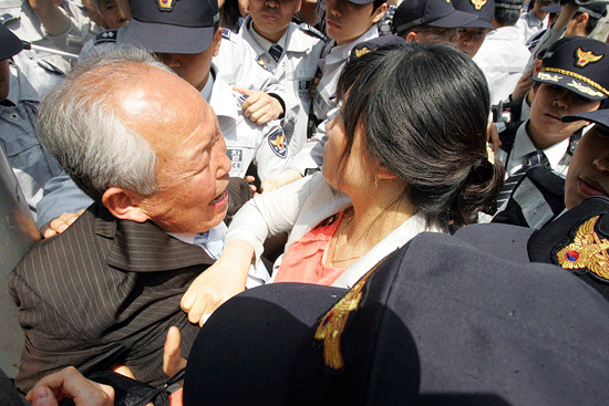 경찰, 경찰 비판하는 기자회견 참가자 연행