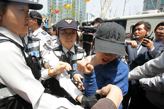 경찰, 경찰 비판하는 기자회견 참가자 연행