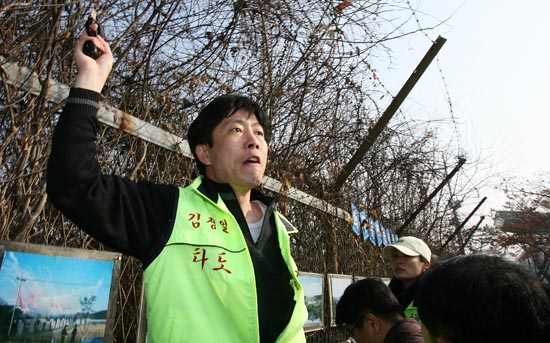 2008년 12월2일, 자유북한운동연합 박상학 대표가 삐라살포를 강행하려다 진보단체 회원들이 제지하자 가스총을 발사하며 위협하고 있다.