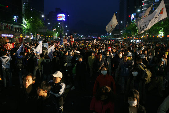 촛불 1주년 기념식에 참석한 1만여명의 시민들