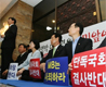민주당, 국회로텐더홀 점거 농성