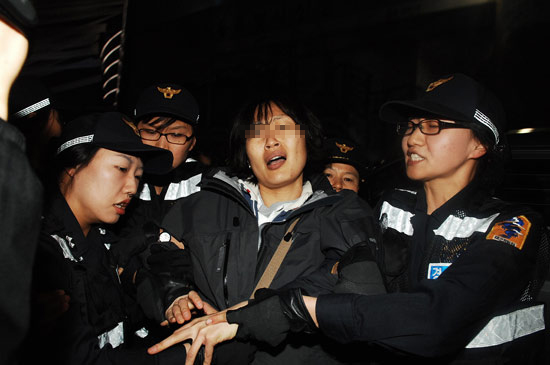 촛불 1주년에 연행되는 여성시민