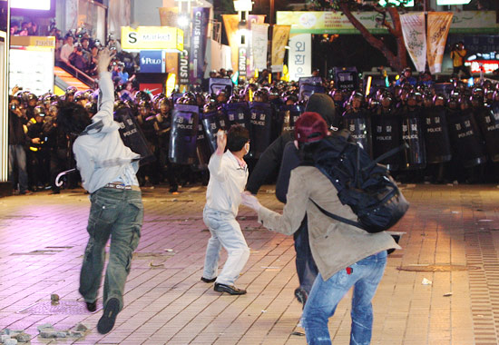 명동시내 투석전