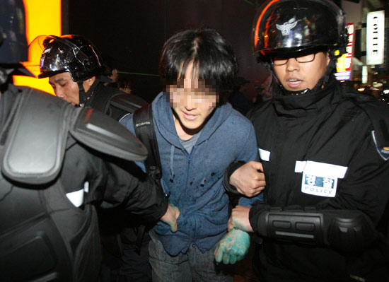 색포를 맞고 연행되는 시민